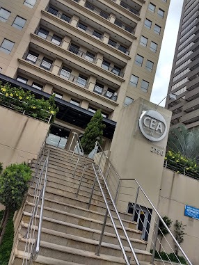 Fachada e entrada do edifício CEA, na Alameda Araguaia, 2190, onde fica o escritório da Advocacia Toledo Maluf